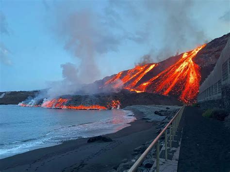 Bajo un volcán 2025